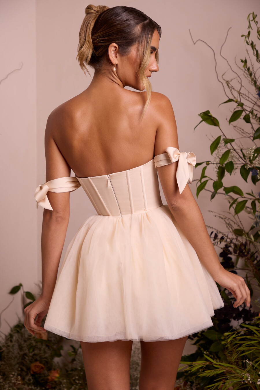 off-shoulder mini-jurk met tule rok in ivoor