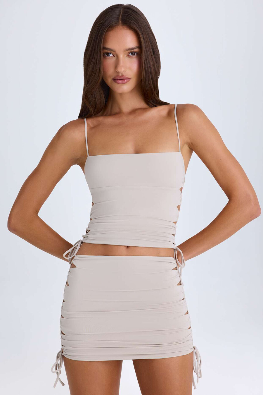 geplooide minirok met uitsnijdingen in taupe