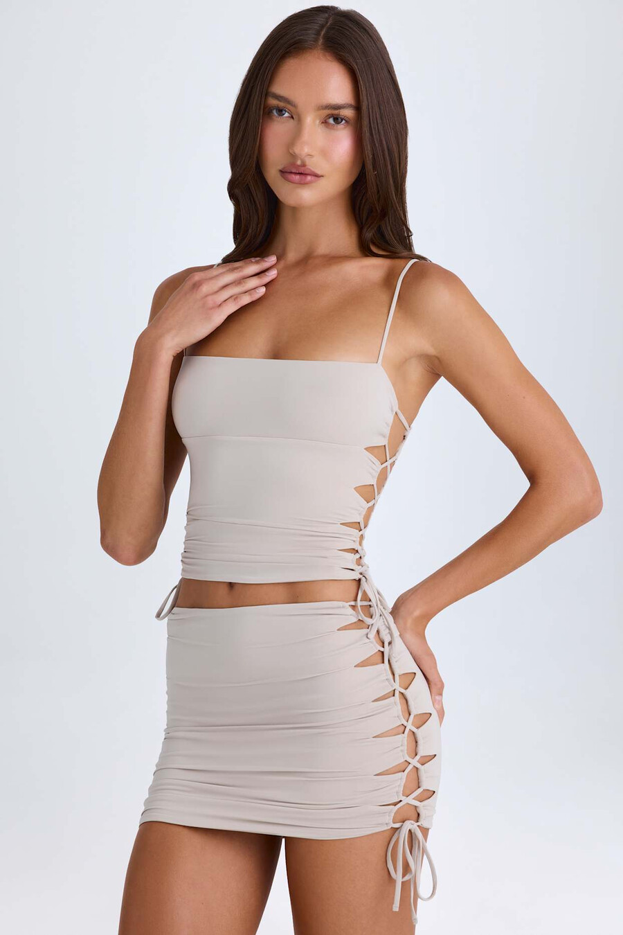 geplooide minirok met uitsnijdingen in taupe