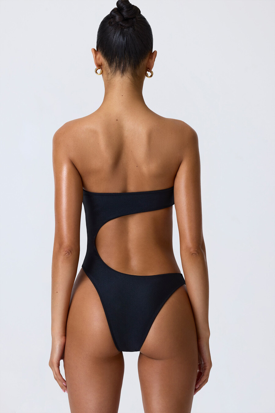versierde bandeau-badpak met uitsnijdingen in zwart