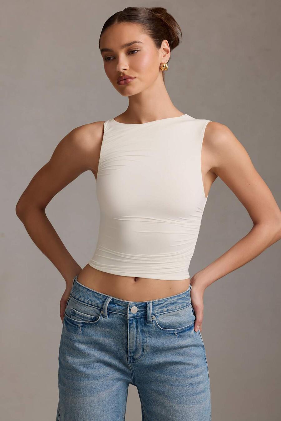 asymmetrische tanktop met plooien in vanillekleur.