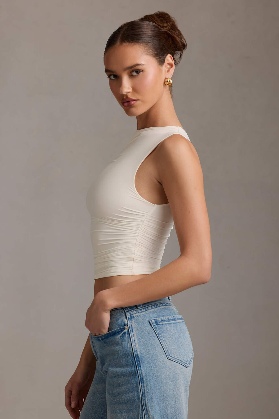 asymmetrische tanktop met plooien in vanillekleur.