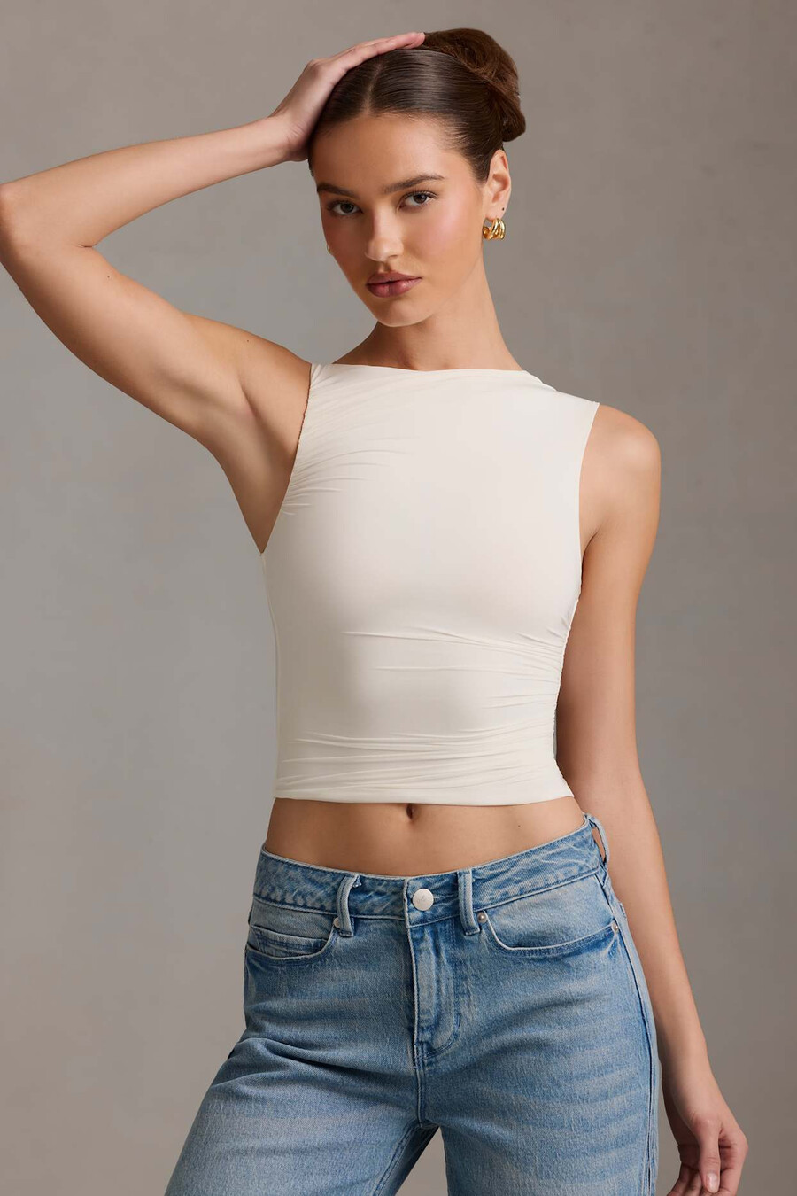 asymmetrische tanktop met plooien in vanillekleur.