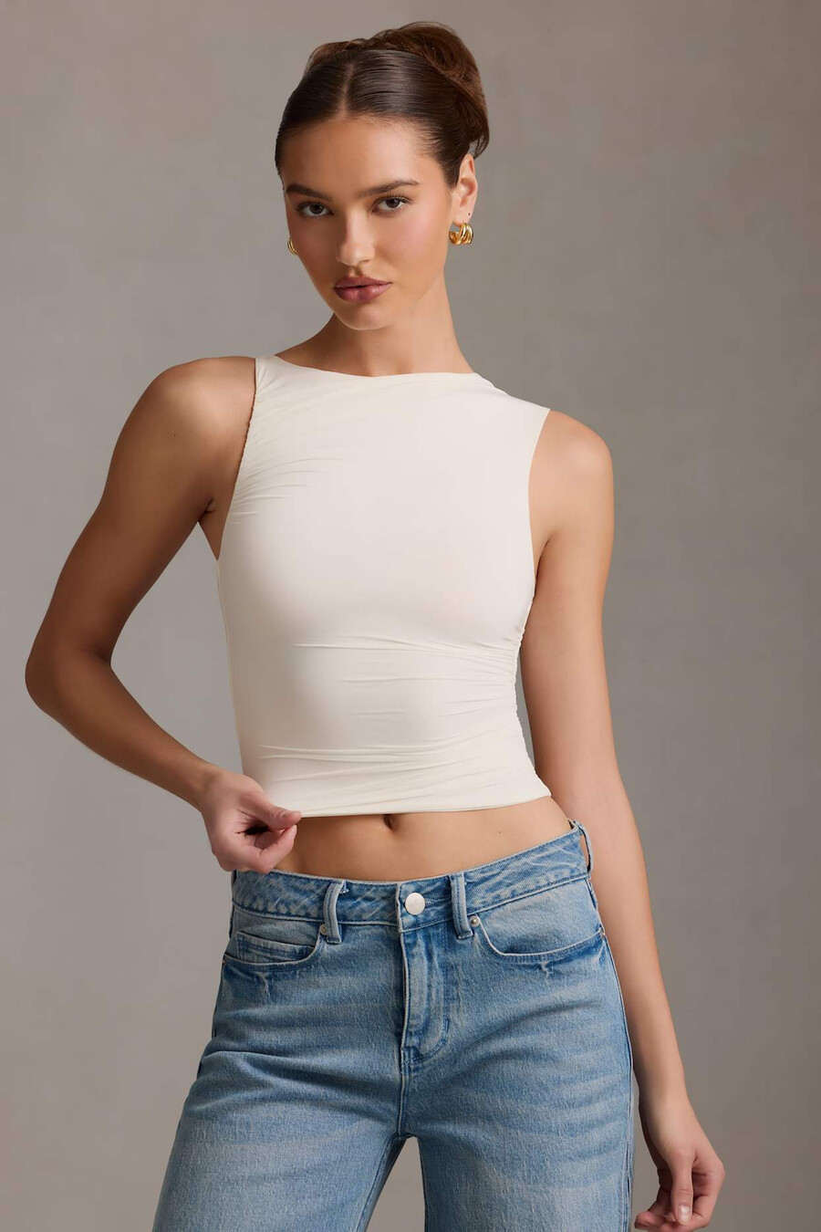 asymmetrische tanktop met plooien in vanillekleur.