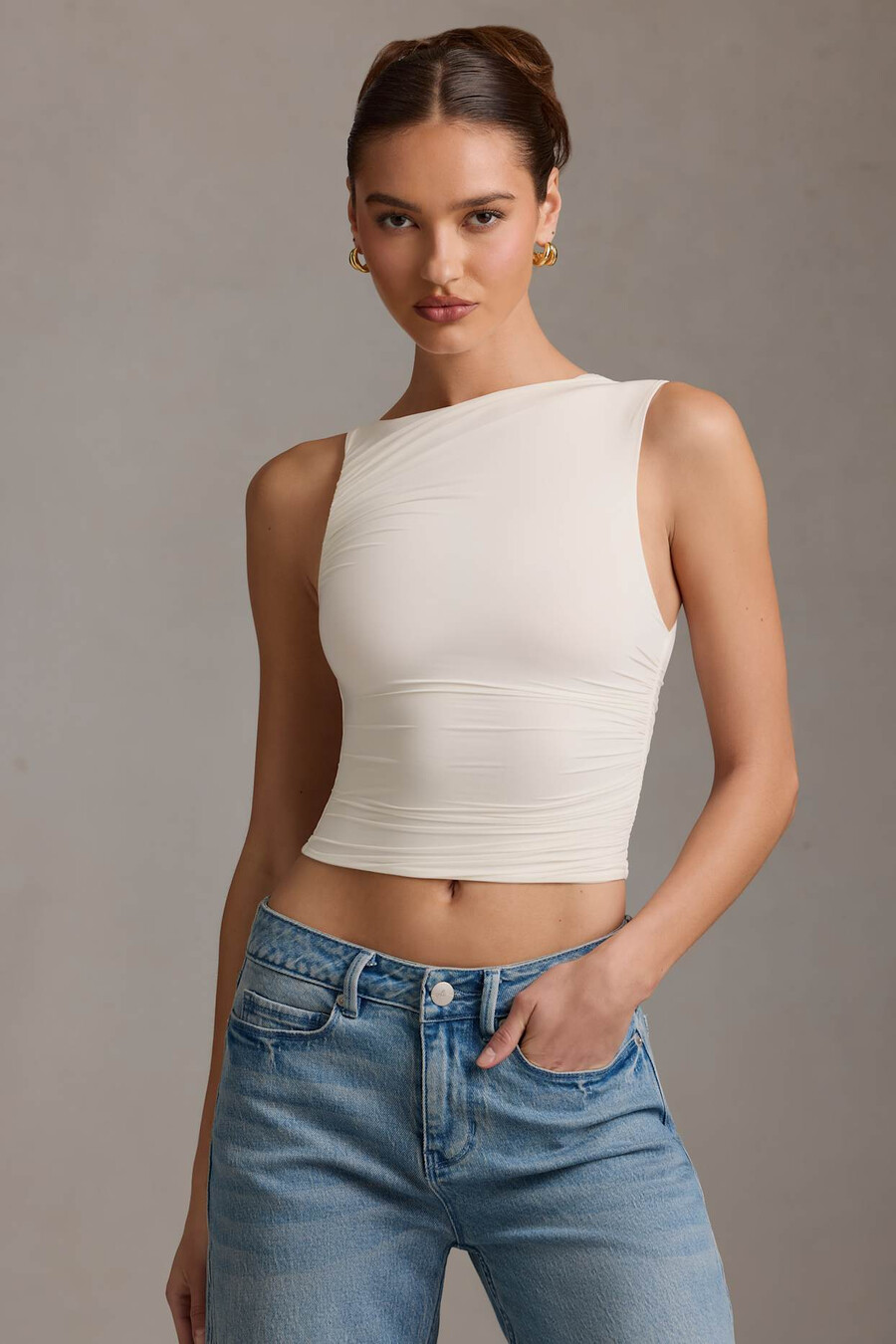 asymmetrische tanktop met plooien in vanillekleur.