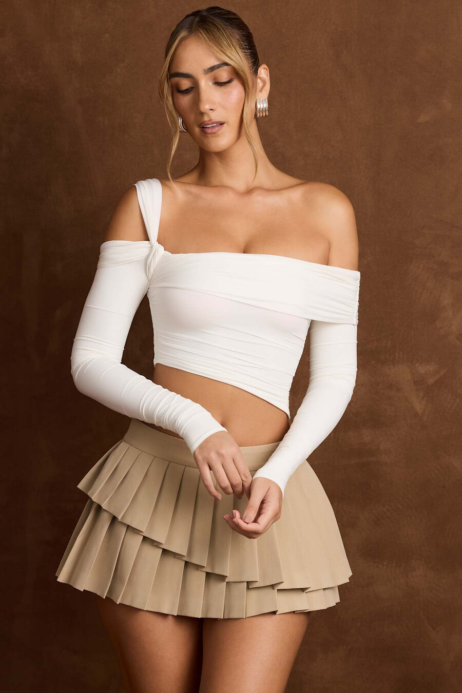 asymmetrische off-shoulder top met draperie in vanillekleur.