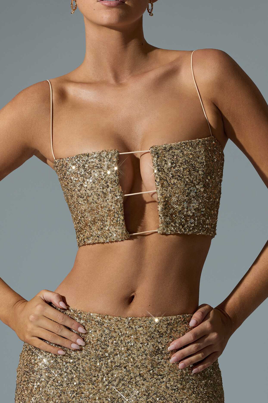 versierde crop top met uitsnijdingen in goud