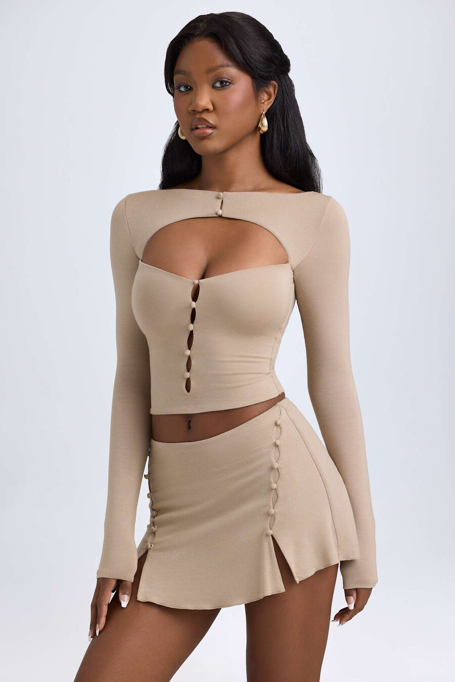 modal top met uitgesneden knoopdetails in taupe