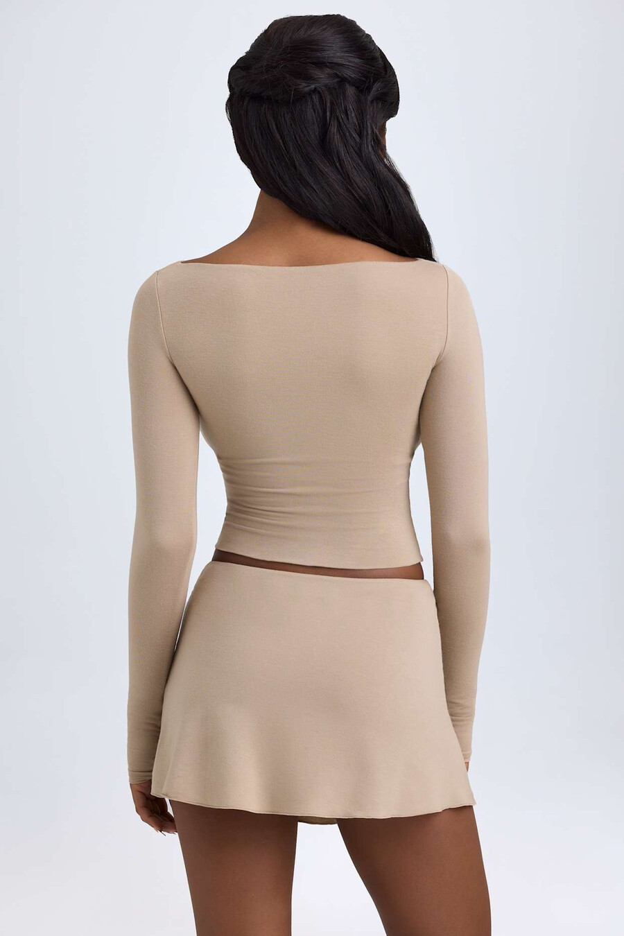 modal top met uitgesneden knoopdetails in taupe
