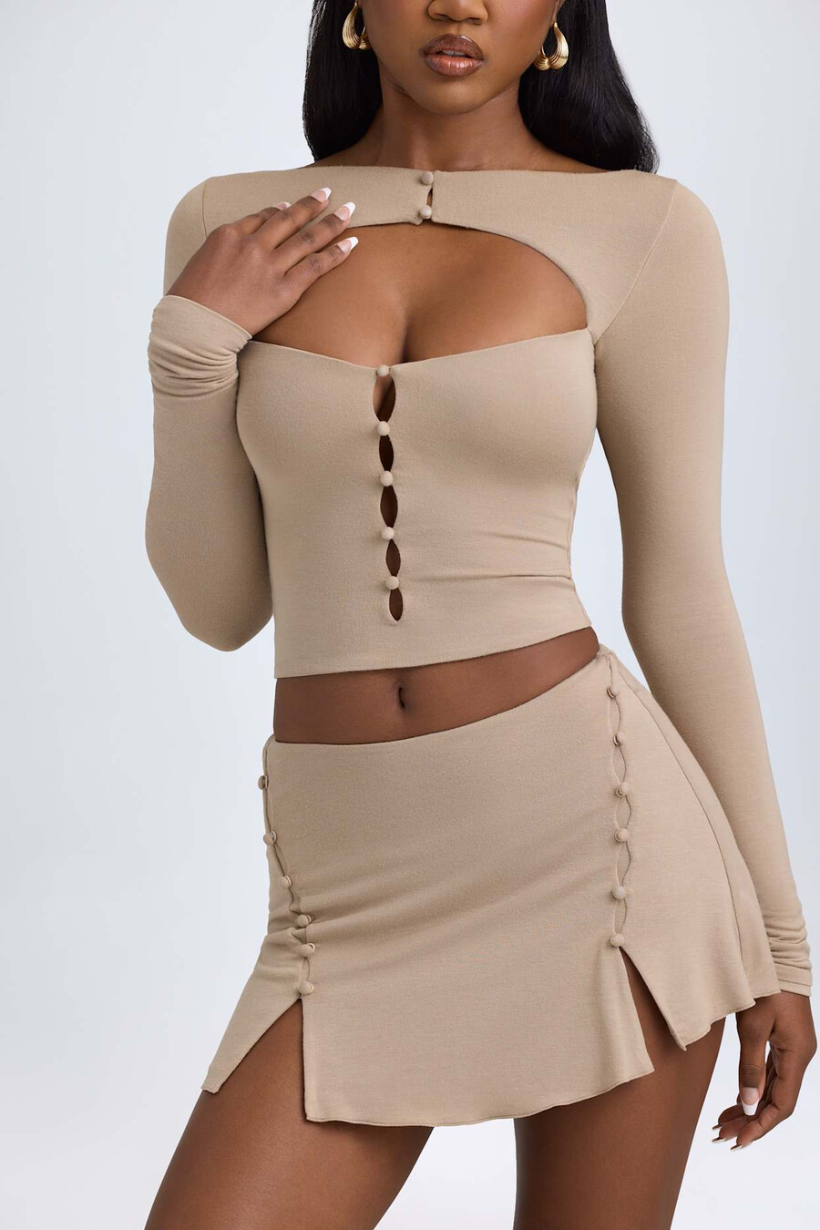 modal top met uitgesneden knoopdetails in taupe