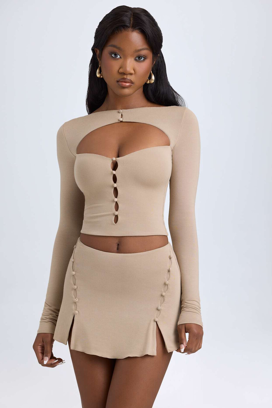 modal top met uitgesneden knoopdetails in taupe