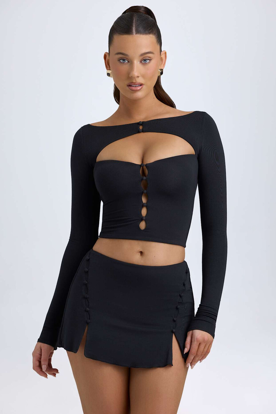modal top met uitgesneden knoopdetails in zwart