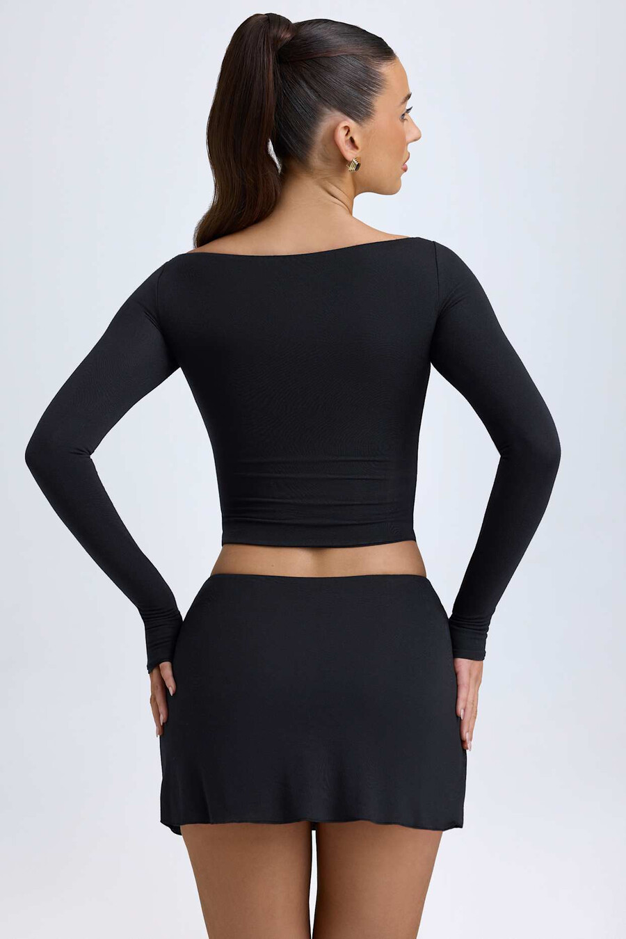 modal top met uitgesneden knoopdetails in zwart