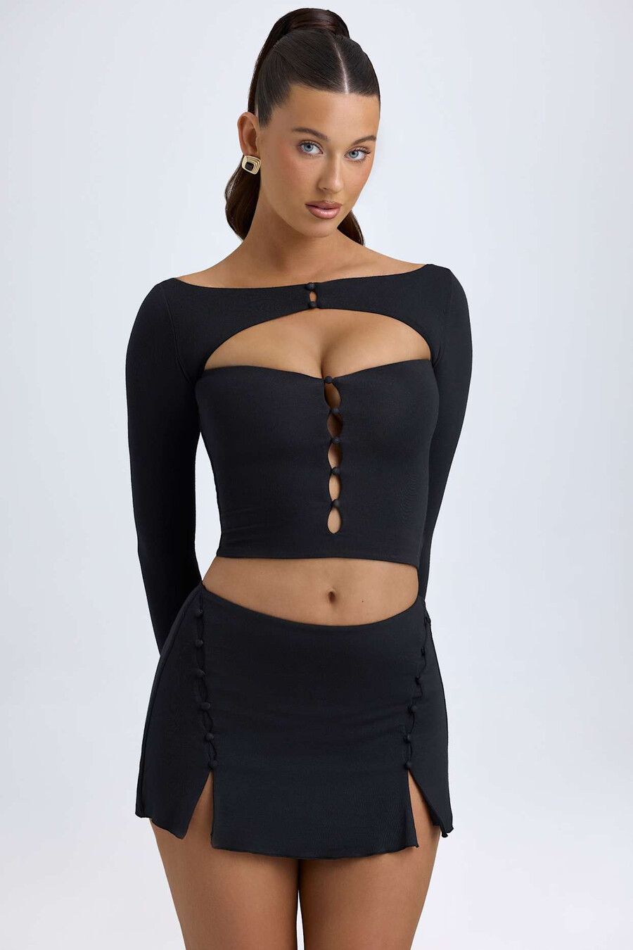 modal top met uitgesneden knoopdetails in zwart