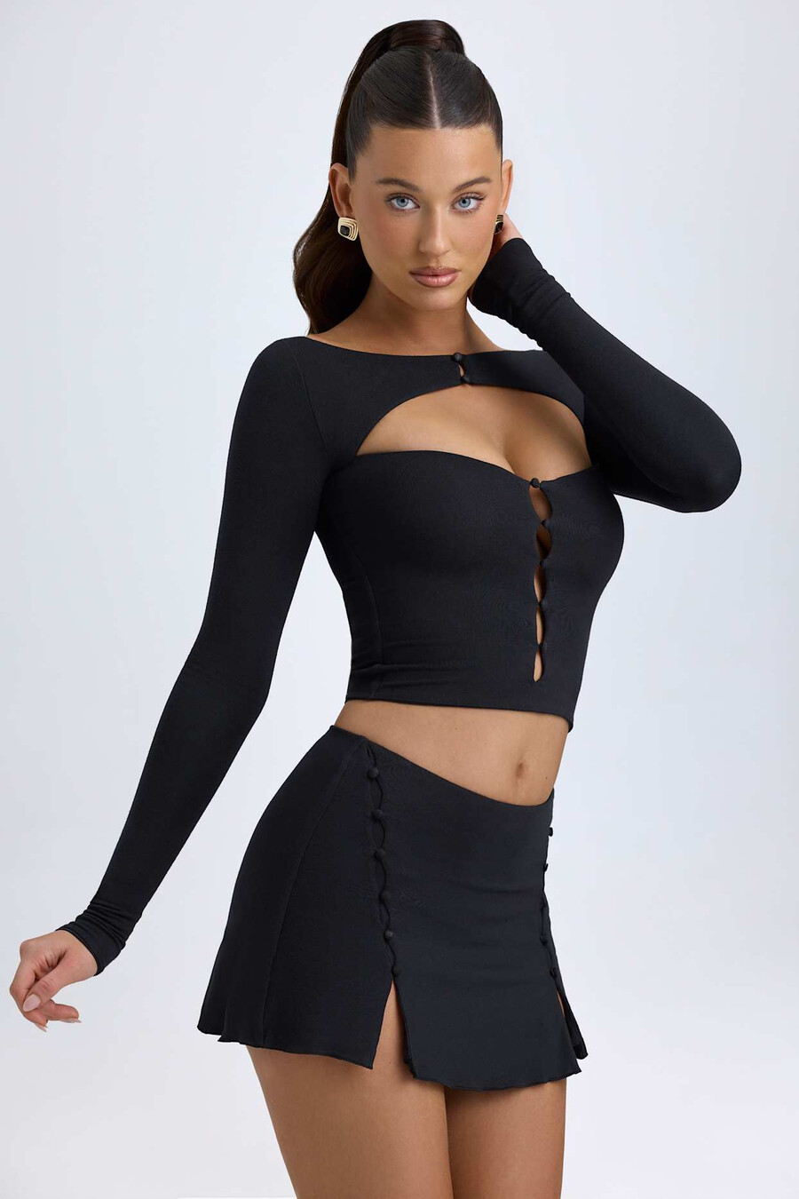 modal top met uitgesneden knoopdetails in zwart