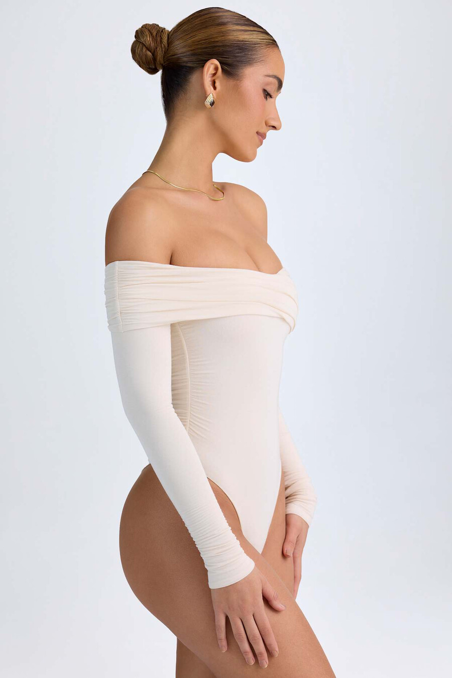 modal off-shoulder geplooide bodysuit in ivoor