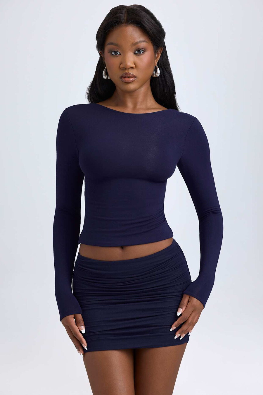 modal top met hoge hals en open rug in donkerblauw