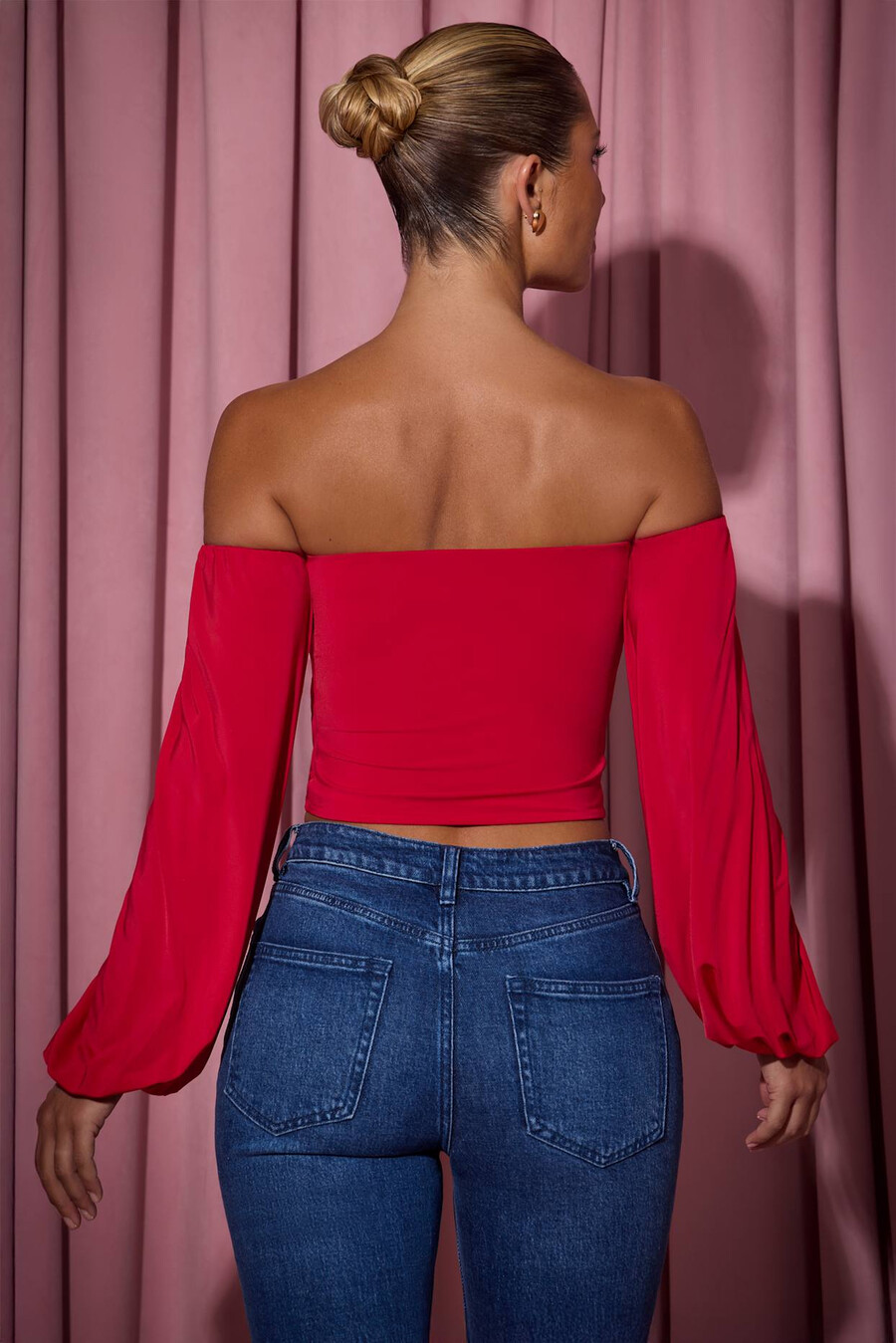 off-shoulder top met gedrapeerde ballonmouwen in rood