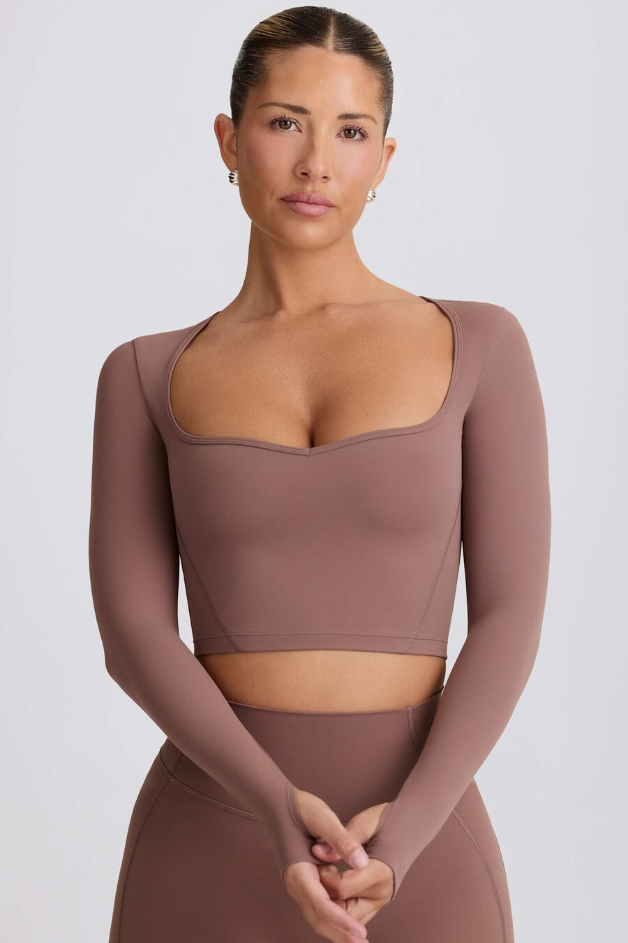 zachte sportieve crop top met sweetheart-halslijn in mokkakleur.