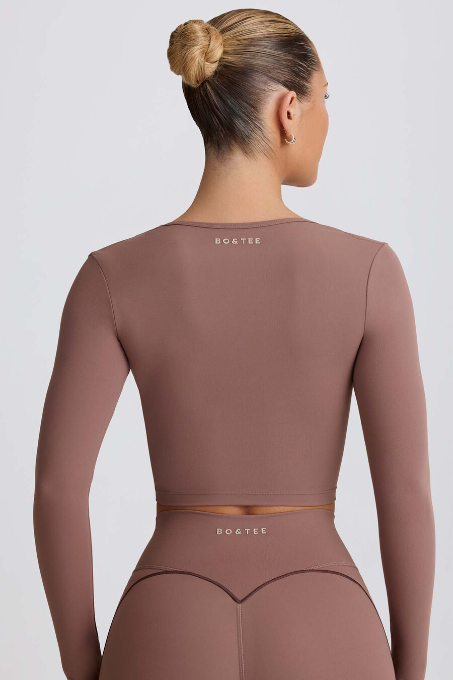 zachte sportieve crop top met sweetheart-halslijn in mokkakleur.