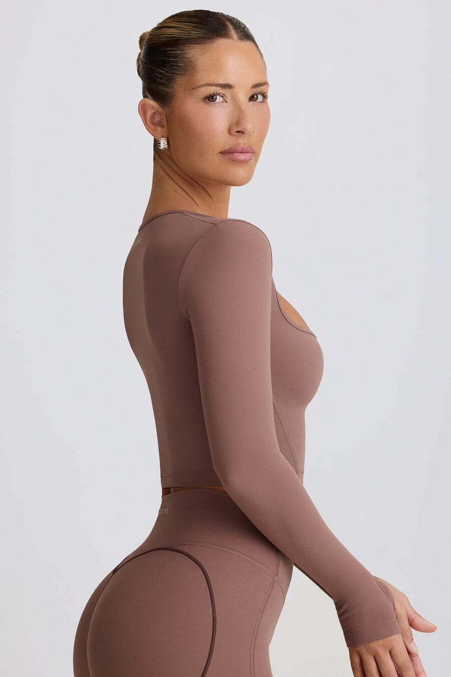 zachte sportieve crop top met sweetheart-halslijn in mokkakleur.