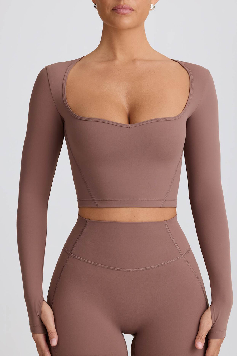 zachte sportieve crop top met sweetheart-halslijn in mokkakleur.