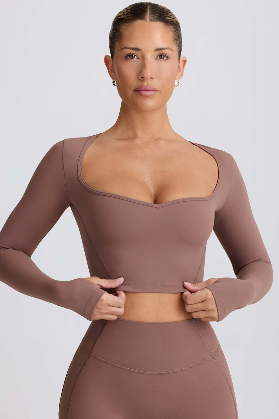 zachte sportieve crop top met sweetheart-halslijn in mokkakleur.