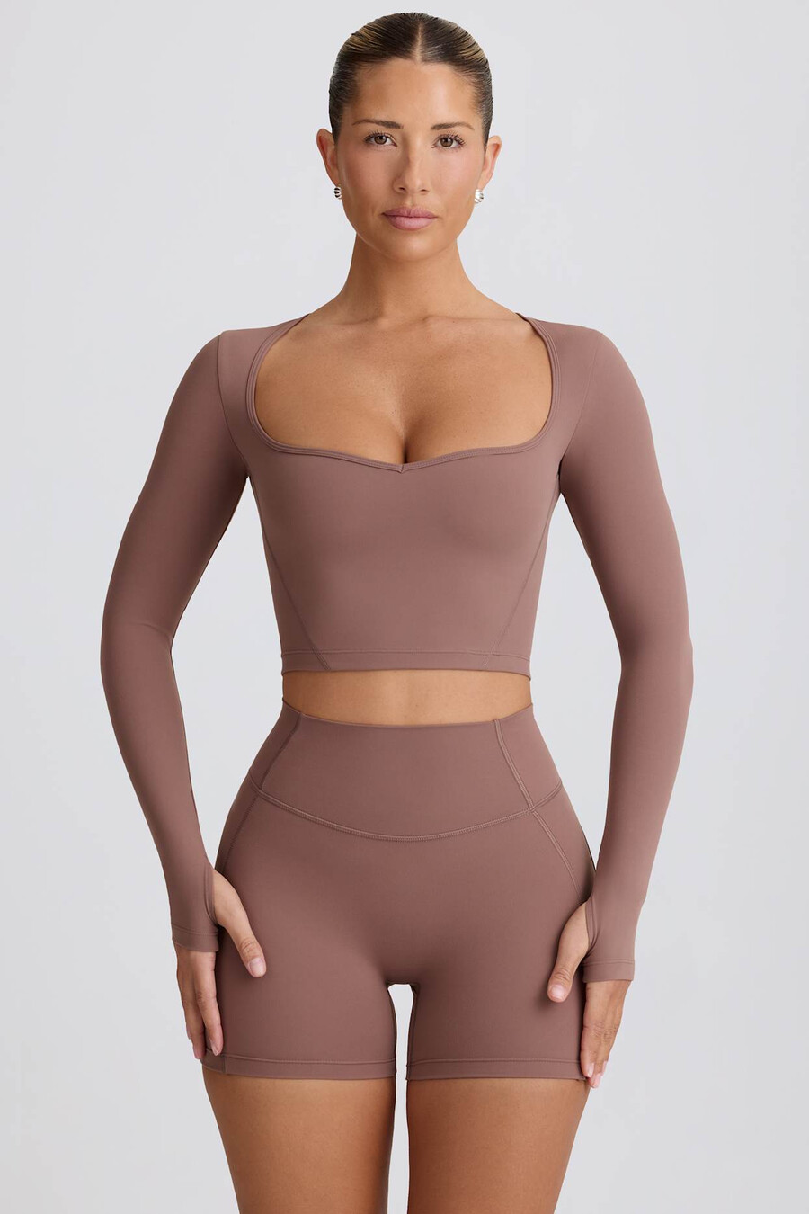 zachte sportieve crop top met sweetheart-halslijn in mokkakleur.