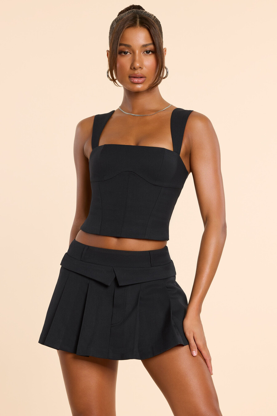 getailleerd topje met vierkante hals van geborstelde twill in zwart.