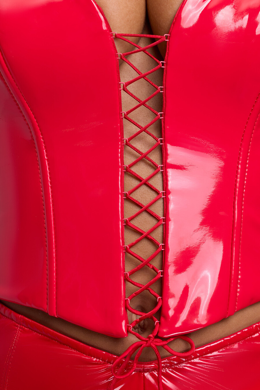 vinyl haltertop met vetersluiting en korsetmotief in vuurrood