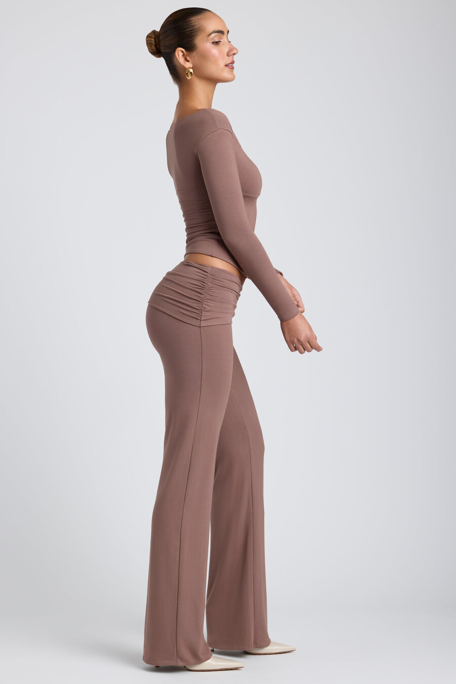 modal crop top met gedraaide voorkant en lange mouwen in taupe