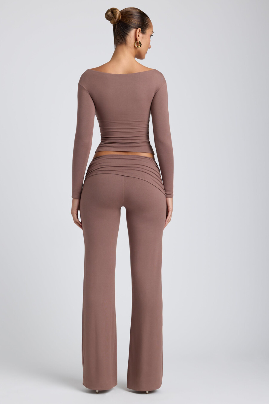 modal crop top met gedraaide voorkant en lange mouwen in taupe