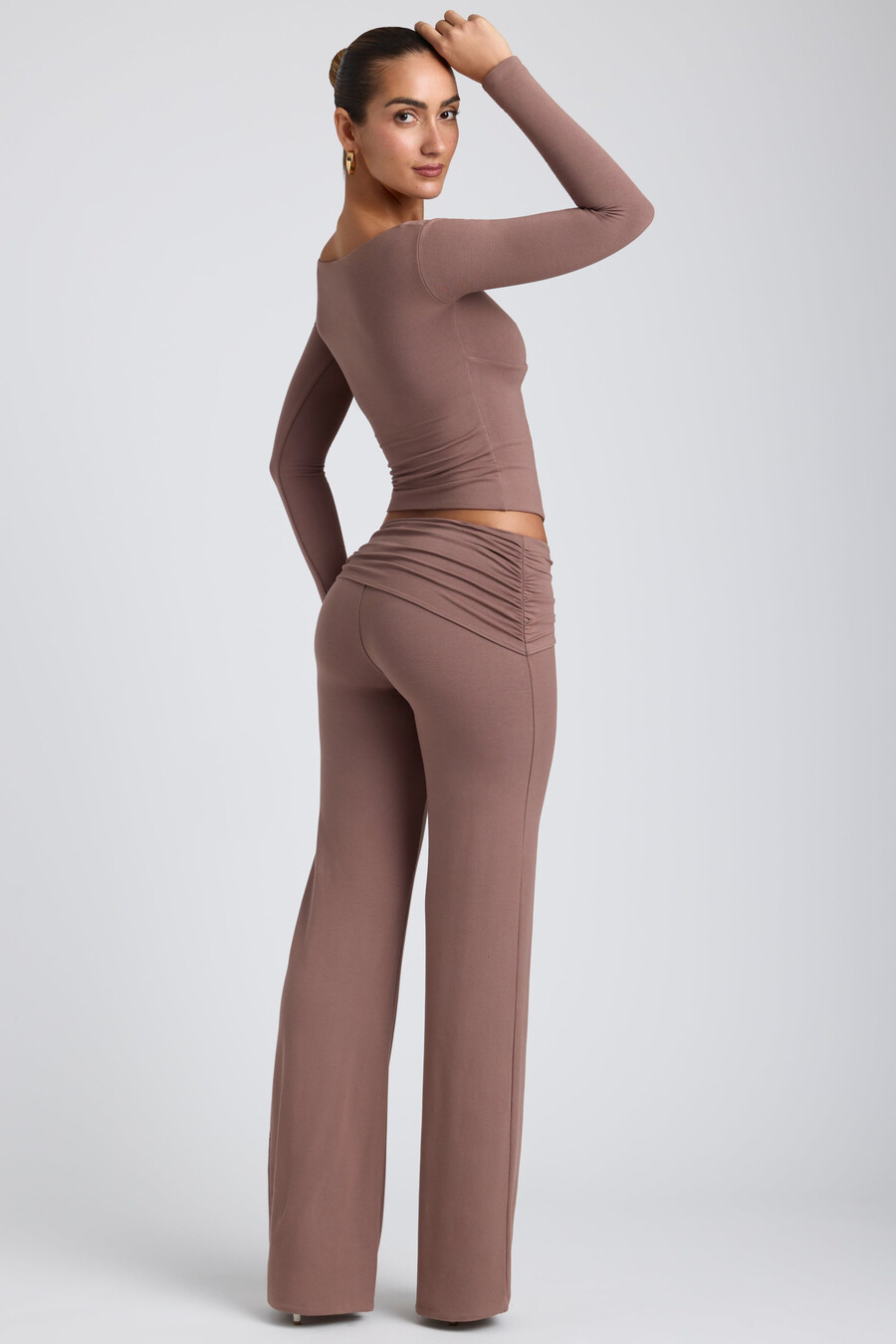 modal crop top met gedraaide voorkant en lange mouwen in taupe