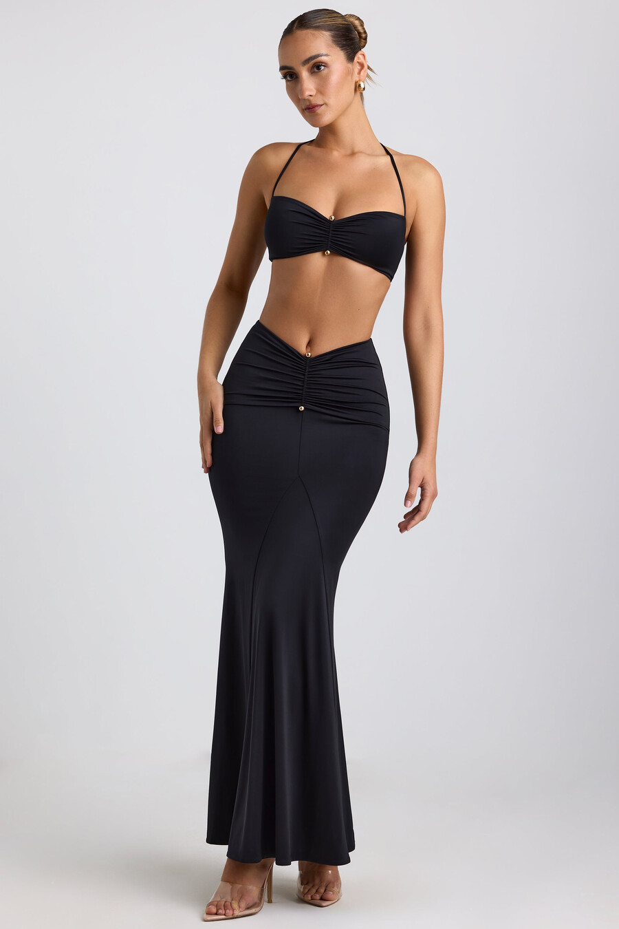 soepelvallende halterbralette van jersey met metalen details in zwart.