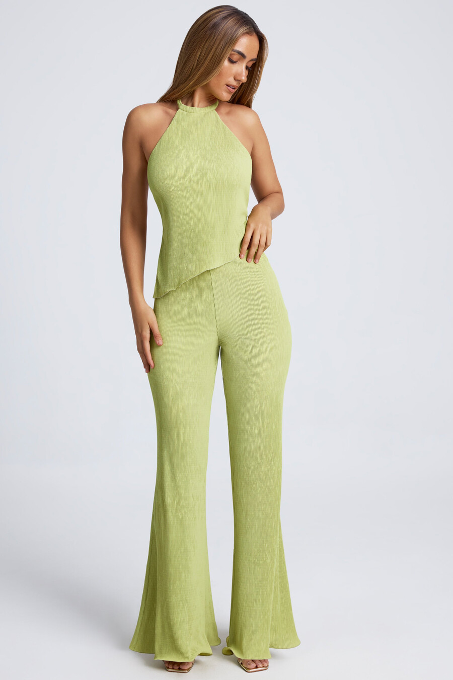 asymmetrische haltertop met open rug in olijfgroen