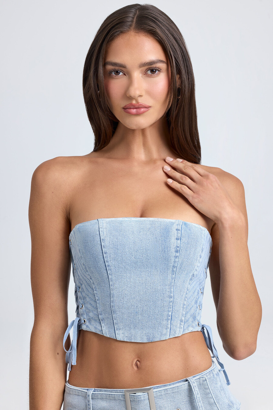 bandeau crop top met vetersluiting in korsetstijl in lichtblauwe stonewash