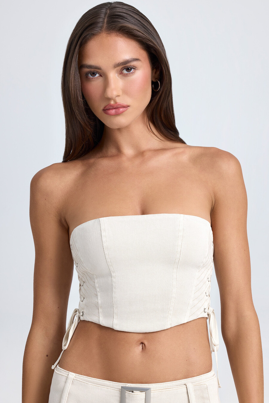 bandeau crop top met vetersluiting en korset in ecru