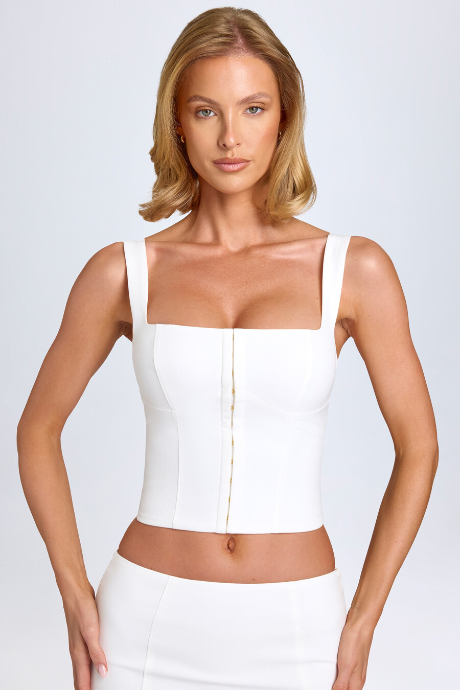 corsettop met haak-en-oogsluiting in het wit