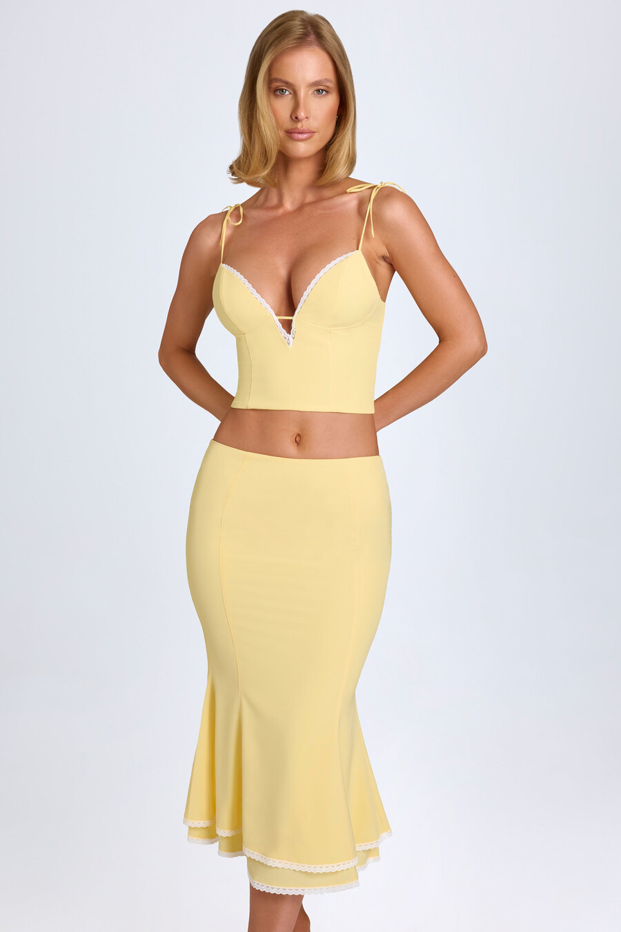 camisoletop met kanten afwerking in pastelgeel