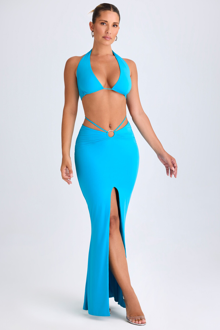 crop top met diepe v-hals en metalen details in aquablauw.