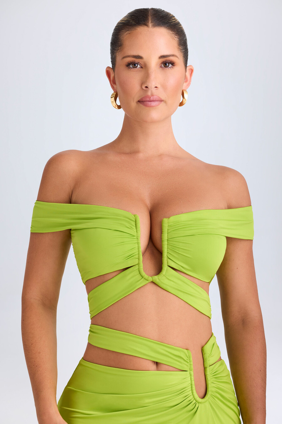 crop top met uitsnijdingen en blote schouders in limoengroen
