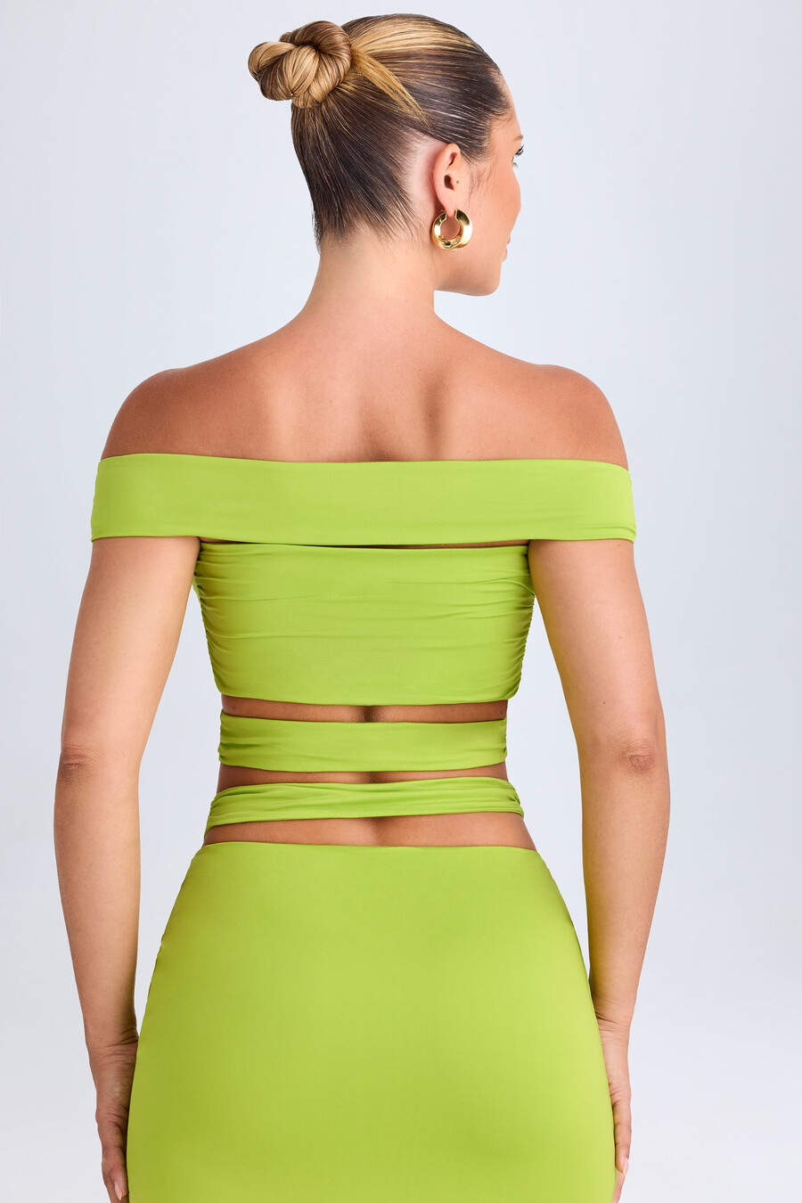 crop top met uitsnijdingen en blote schouders in limoengroen