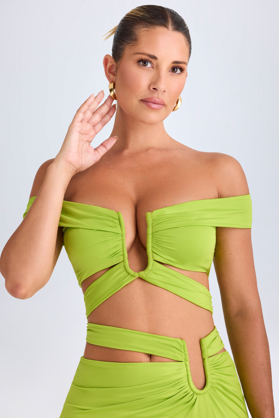 crop top met uitsnijdingen en blote schouders in limoengroen