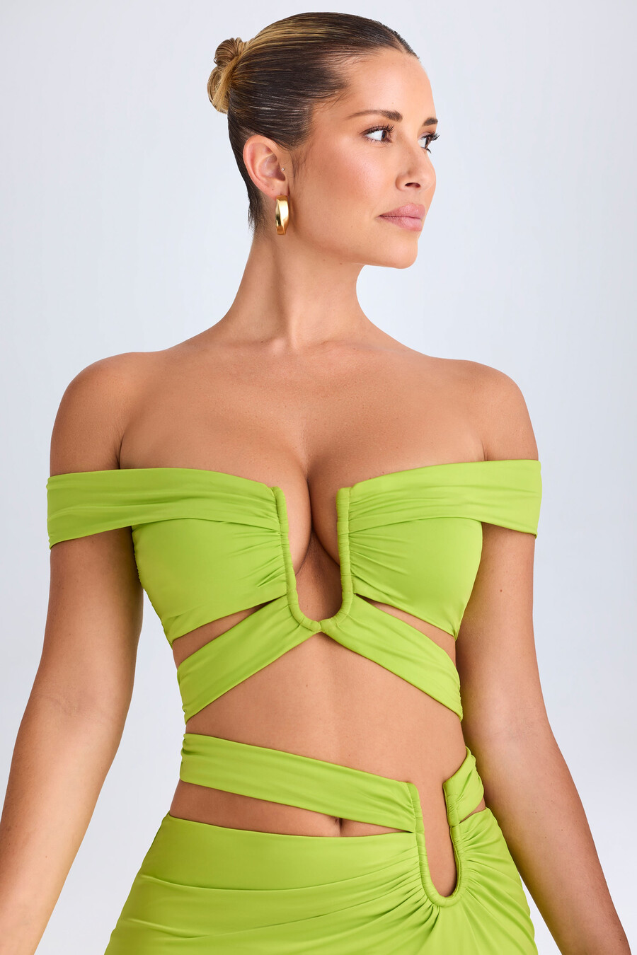 crop top met uitsnijdingen en blote schouders in limoengroen