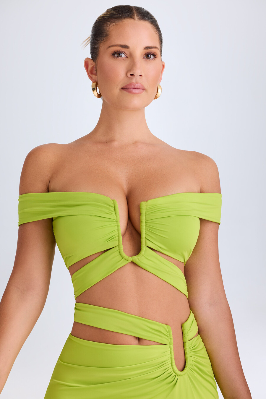 crop top met uitsnijdingen en blote schouders in limoengroen