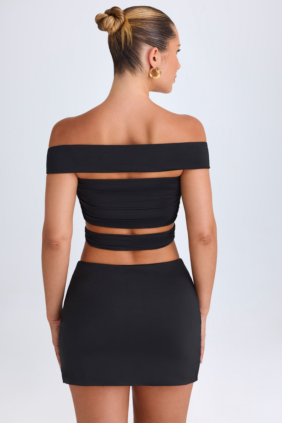 crop top met uitsnijdingen en blote schouders in zwart