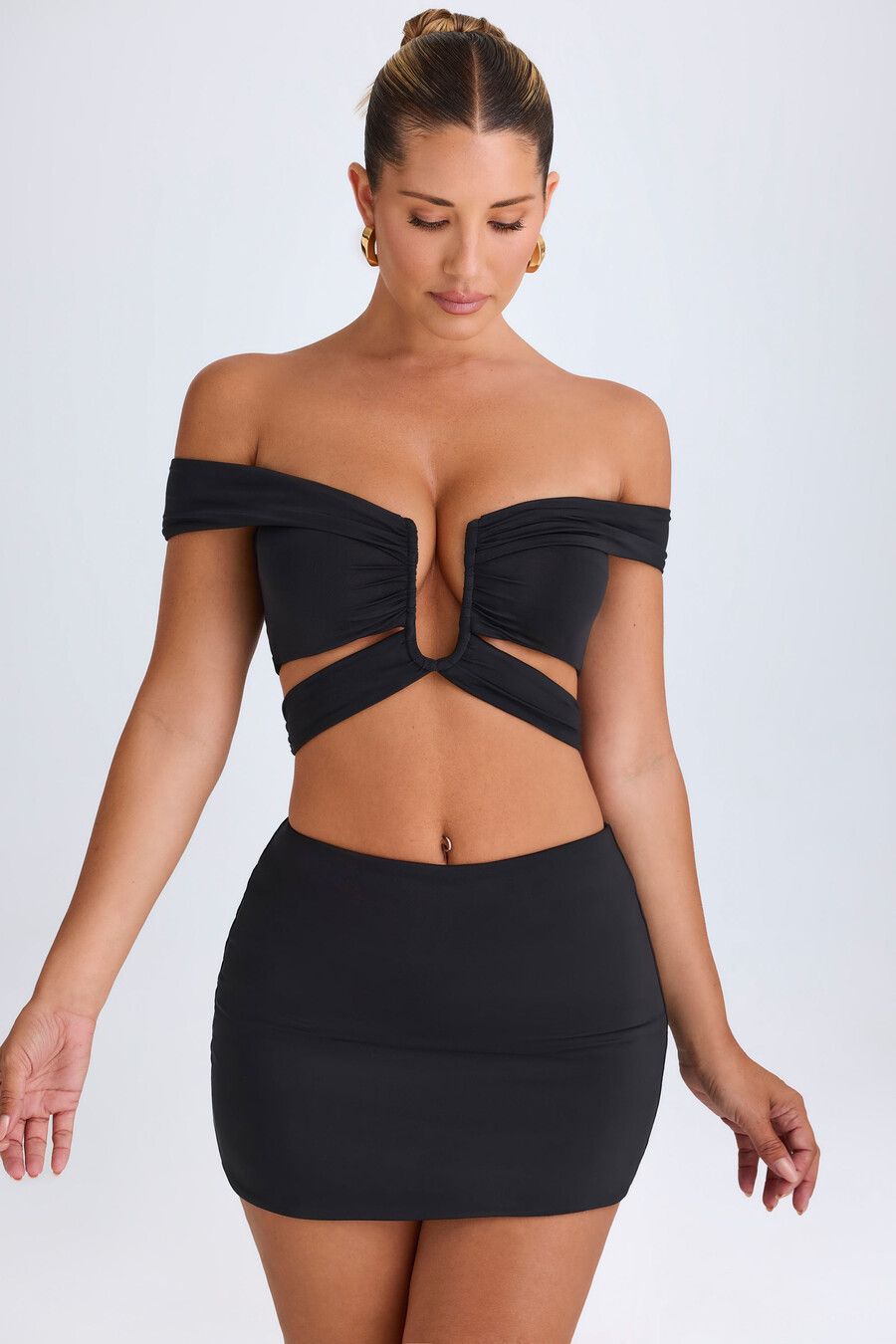crop top met uitsnijdingen en blote schouders in zwart