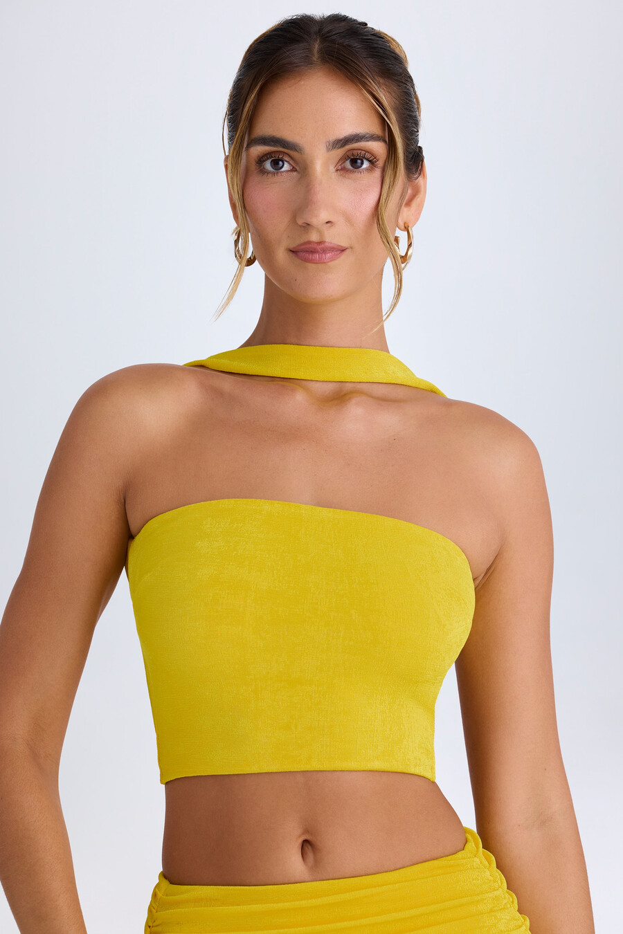 bandeau top met chokerdetail in boterbloemkleur.
