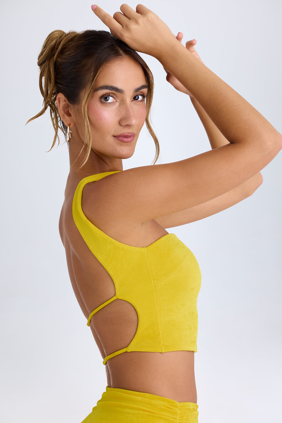 bandeau top met chokerdetail in boterbloemkleur.