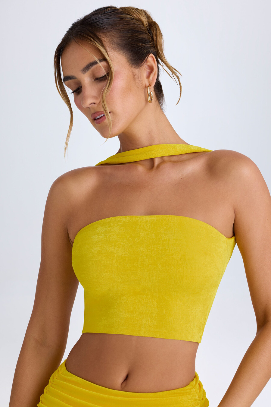 bandeau top met chokerdetail in boterbloemkleur.